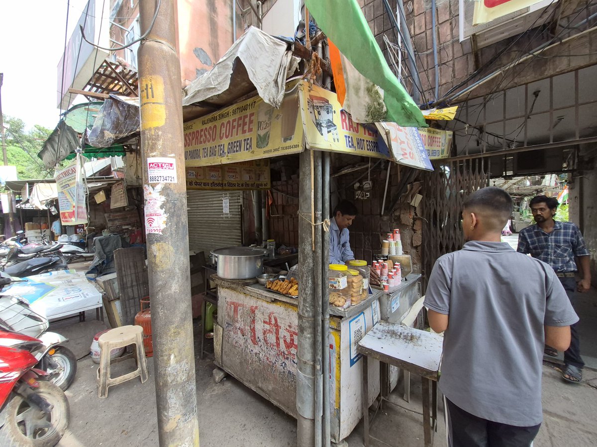 kunal21arora's tweet photo. @DelhiTrafficPolice @MCD_Delhi @CPDelhi Heavy encroachment from Shalimar Bagh AL Market entry to DAV School by unauthorized vendors chokes this VIP route. Also, illegal tea stalls inside AL Market cause severe congestion. Please clear them urgently. https://t.co/zkQ5B6I7z4