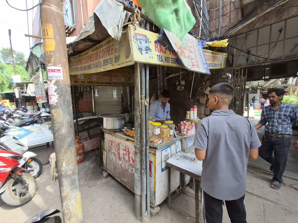 kunal21arora's tweet photo. @DelhiTrafficPolice @MCD_Delhi @CPDelhi Heavy encroachment from Shalimar Bagh AL Market entry to DAV School by unauthorized vendors chokes this VIP route. Also, illegal tea stalls inside AL Market cause severe congestion. Please clear them urgently. https://t.co/zkQ5B6I7z4