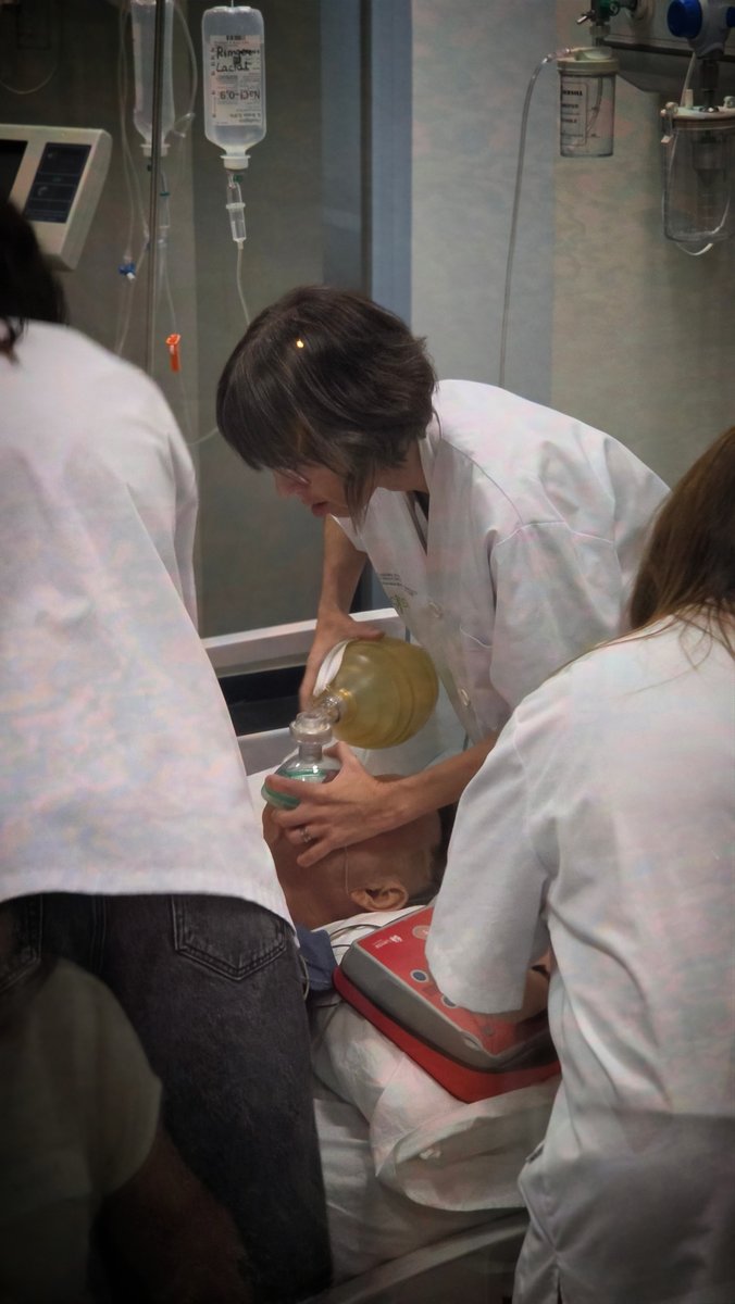 cistecat's tweet photo. 🚑 Vols estar preparat per intervenir de manera àgil i efectiva?
🎯 L’SVI (Suport Vital Immediat) ajuda els professionals de la salut a optimitzar la seva actuació en moments crítics amb confiança i seguretat.
#CISTE #URV https://t.co/yT4x2g41vx