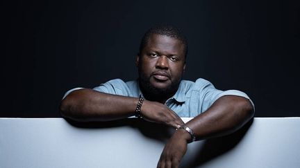 CerfiaFR's tweet photo. 🇫🇷🇨🇦🇭🇹🤖 FLASH | Nouveau rebondissement dans l’affaire Thélyson Orélien, accusé d’avoir écrit son livre avec l’IA : l’écrivain, d’abord connu pour ses poèmes, est désormais accusé d’avoir également PLAGIÉ il y a plusieurs années les textes d’une poétesse cubaine. https://t.co/E7H72jNTbu