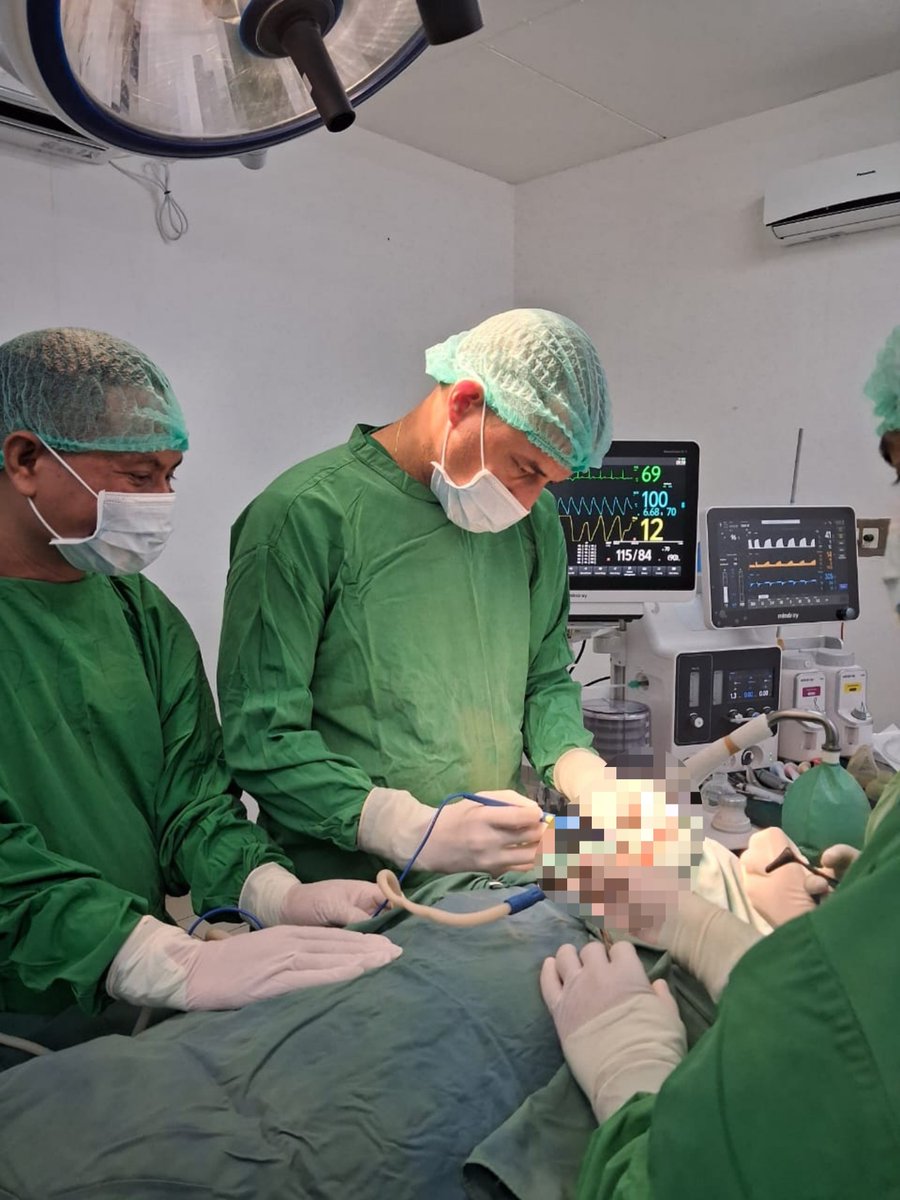 cubacooperatlhn's tweet photo. El Dr. Héctor Villafañes, Especialista en Otorrinolaringología de la #BMCTL #HNGV, realiza intervención quirúrgica de un papiloma invertido de fosas nasales y maxilar bilateral, contribuyendo desde su especialidad a la atención quirúrgica de casos de complejidad. https://t.co/3sKemvW1oO