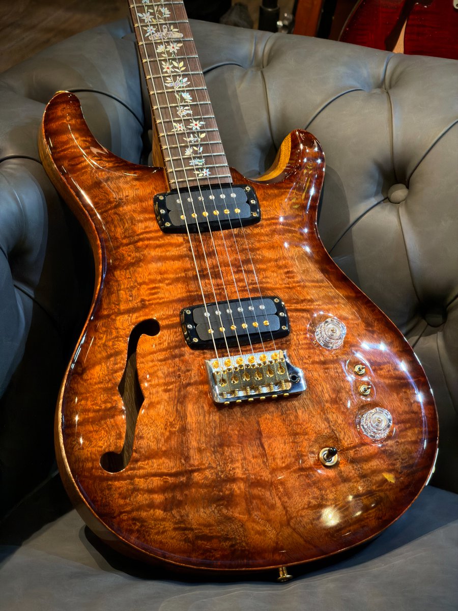ishibashichamz's tweet photo. 【#PRSフロア】
Private Stock Brazilian #11113 Paul's Guitar Natural Smokeburst✨️

コアトップ、ブラックリンバ、ハカランダ指板を採用した極上の1本✨

Modern Tree of LifeインレイとPaul's TCIピックアップを搭載し、芸術品のようなルックスと豊かな表現力を実現！

#PRS #PrivateStock https://t.co/6POJiQXkjP