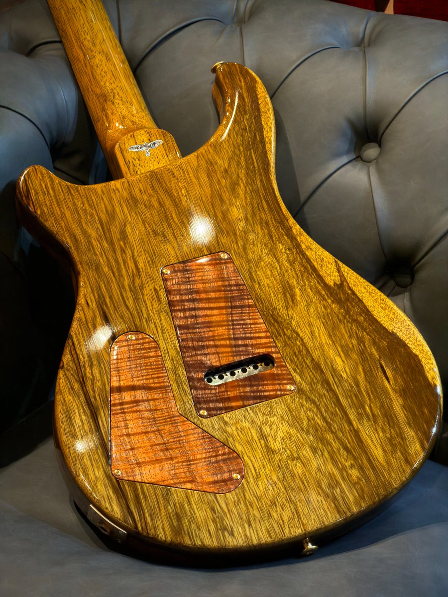 ishibashichamz's tweet photo. 【#PRSフロア】
Private Stock Brazilian #11113 Paul's Guitar Natural Smokeburst✨️

コアトップ、ブラックリンバ、ハカランダ指板を採用した極上の1本✨

Modern Tree of LifeインレイとPaul's TCIピックアップを搭載し、芸術品のようなルックスと豊かな表現力を実現！

#PRS #PrivateStock https://t.co/6POJiQXkjP