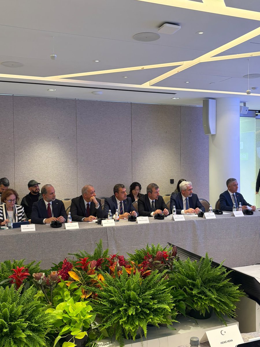 GalipEnsarioglu's tweet photo. New York Türkevi’nde, COP31 Türkiye Başkanlığı kapsamında düzenlenen IRENA Elektrifikasyon Etkinliği’ne; Çevre, Şehircilik ve İklim Değişikliği Bakanımız Sayın Murat Kurum, Çevre Komisyonu üyesi milletvekillerimiz ve ilgili bürokratlarımızla birlikte katıldık.

Küresel elektrifikasyon hedefleri doğrultusunda artan elektrik talebinin rolünü; sürdürülebilir enerji çözümleri, güçlü ve güvenilir şebekeler ile elektriğe adil erişim açısından fırsat ve zorlukları değerlendirdik.