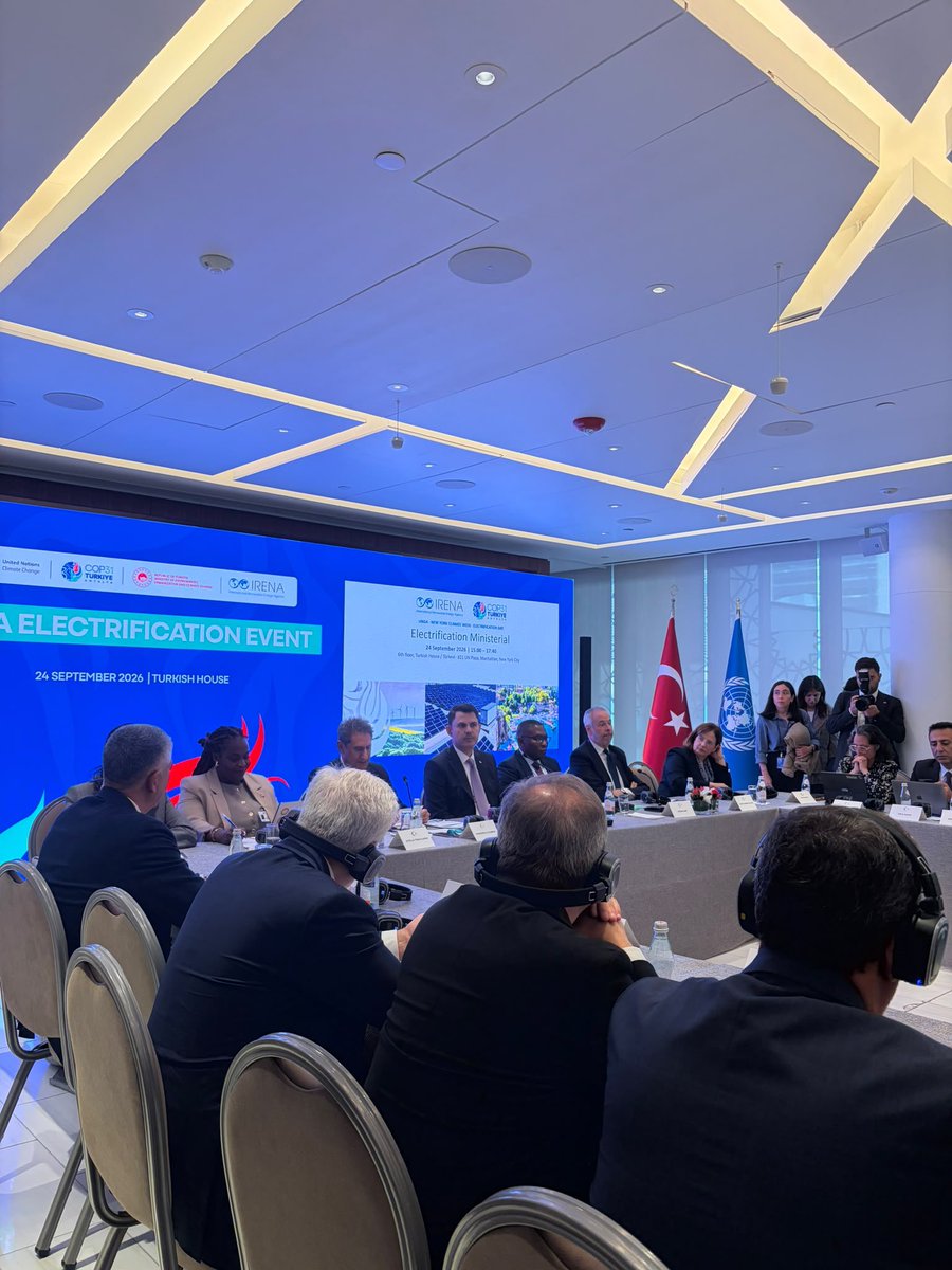 GalipEnsarioglu's tweet photo. New York Türkevi’nde, COP31 Türkiye Başkanlığı kapsamında düzenlenen IRENA Elektrifikasyon Etkinliği’ne; Çevre, Şehircilik ve İklim Değişikliği Bakanımız Sayın Murat Kurum, Çevre Komisyonu üyesi milletvekillerimiz ve ilgili bürokratlarımızla birlikte katıldık.

Küresel elektrifikasyon hedefleri doğrultusunda artan elektrik talebinin rolünü; sürdürülebilir enerji çözümleri, güçlü ve güvenilir şebekeler ile elektriğe adil erişim açısından fırsat ve zorlukları değerlendirdik.