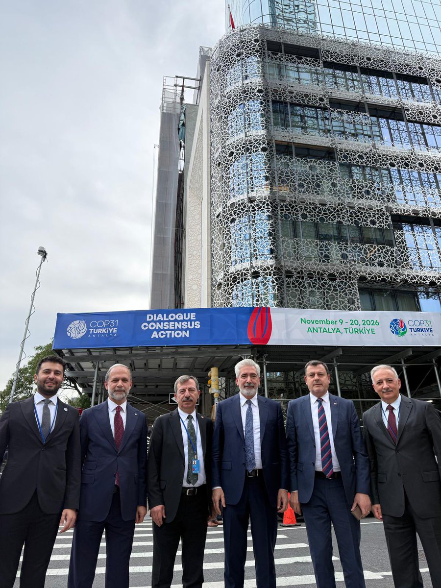 GalipEnsarioglu's tweet photo. New York Türkevi’nde, COP31 Türkiye Başkanlığı kapsamında düzenlenen IRENA Elektrifikasyon Etkinliği’ne; Çevre, Şehircilik ve İklim Değişikliği Bakanımız Sayın Murat Kurum, Çevre Komisyonu üyesi milletvekillerimiz ve ilgili bürokratlarımızla birlikte katıldık.

Küresel elektrifikasyon hedefleri doğrultusunda artan elektrik talebinin rolünü; sürdürülebilir enerji çözümleri, güçlü ve güvenilir şebekeler ile elektriğe adil erişim açısından fırsat ve zorlukları değerlendirdik.