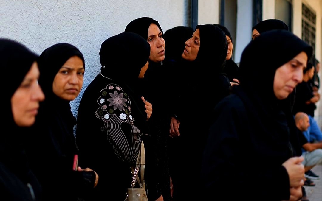 Daily__Front's tweet photo. Breaking 🚨: A UNFPA report on displacement camps in Gaza reveals that, due to extreme poverty and starvation, a 14-year-old girl was married off in exchange for just two sacks of flour. Based on the testimonies of 230 women, the report also discloses that victims of forced marriage and sexual violence are being compelled to marry their perpetrators out of fear of "shame and stigma."