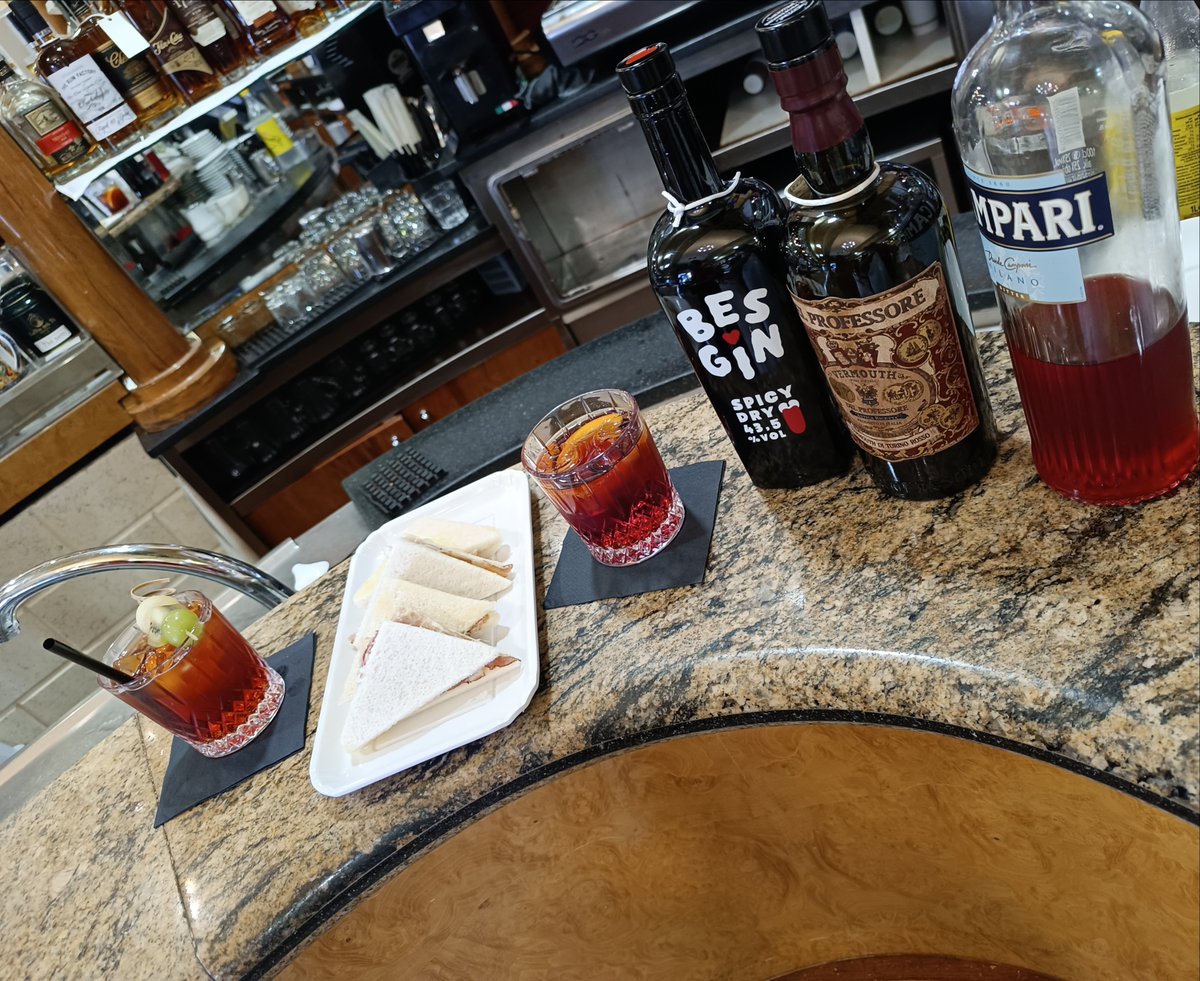 LucaLF65's tweet photo. Aperitif time 🕚
È venerdì, e la settimana del #NegroniWeek volge al termine.
Domenica farò il mio Negroni dedicato all'evento.
Oggi tocca a me pagare all'amico di n mila bevute.
Lui un Americano 🥃
Io un Negroni Spicy 🥃
Un tramezzino 🥪 maio, speck e carciofini ci sta bene. https://t.co/7FKrWZxwhb