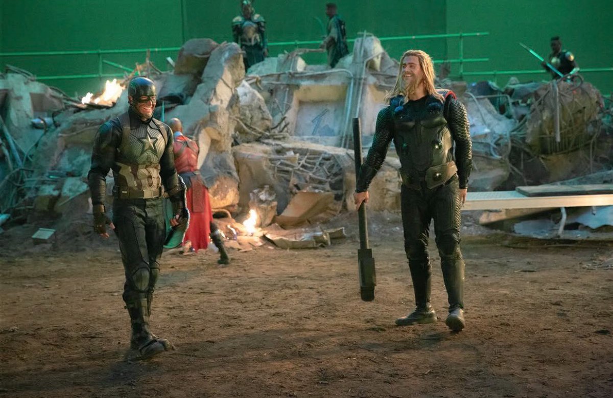 MCUFANLIFE's tweet photo. ✅映画『アベンジャーズ:エンドゲーム アンコール』公開を記念して、当時の舞台裏写真をクリス・ヘムズワースがInstagramで公開しました‼️
　
✅映画は大ヒット公開中！ 10月8日(木)までの期間限定公開です‼️ https://t.co/k4yV3jOt2Y