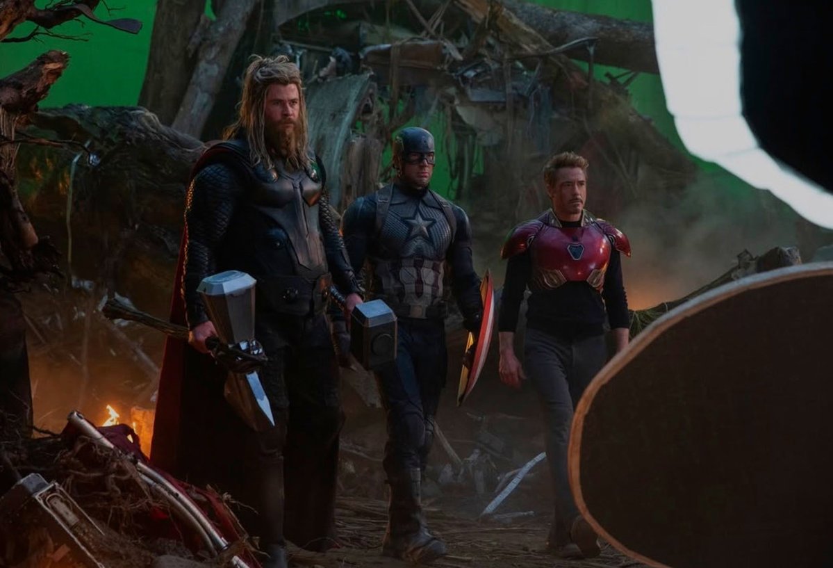 MCUFANLIFE's tweet photo. ✅映画『アベンジャーズ:エンドゲーム アンコール』公開を記念して、当時の舞台裏写真をクリス・ヘムズワースがInstagramで公開しました‼️
　
✅映画は大ヒット公開中！ 10月8日(木)までの期間限定公開です‼️ https://t.co/k4yV3jOt2Y