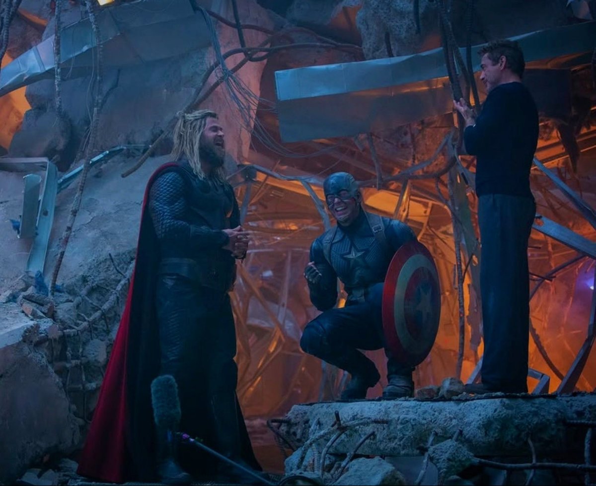 MCUFANLIFE's tweet photo. ✅映画『アベンジャーズ:エンドゲーム アンコール』公開を記念して、当時の舞台裏写真をクリス・ヘムズワースがInstagramで公開しました‼️
　
✅映画は大ヒット公開中！ 10月8日(木)までの期間限定公開です‼️ https://t.co/k4yV3jOt2Y