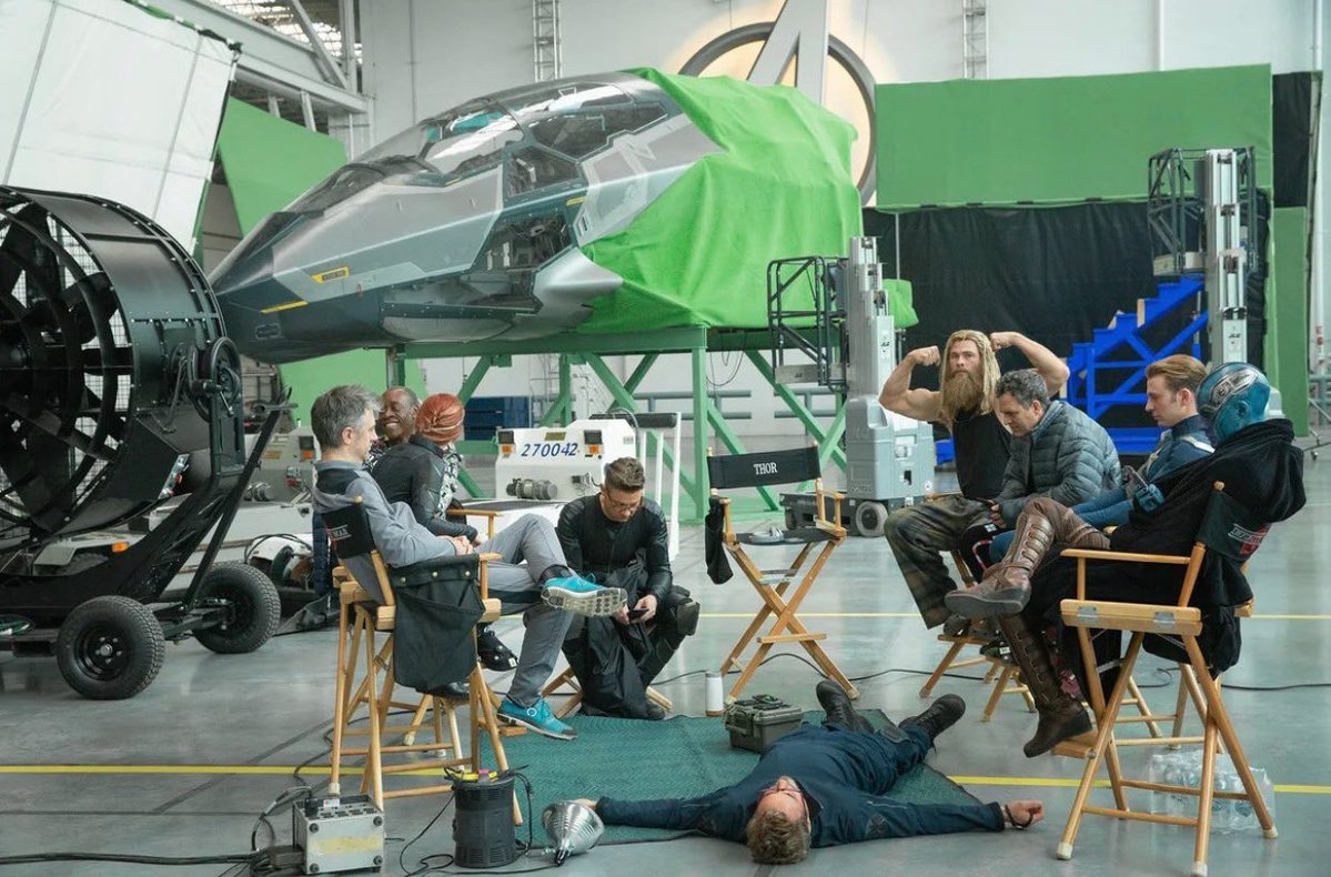 MCUFANLIFE's tweet photo. ✅映画『アベンジャーズ:エンドゲーム アンコール』公開を記念して、当時の舞台裏写真をクリス・ヘムズワースがInstagramで公開しました‼️
　
✅映画は大ヒット公開中！ 10月8日(木)までの期間限定公開です‼️ https://t.co/k4yV3jOt2Y