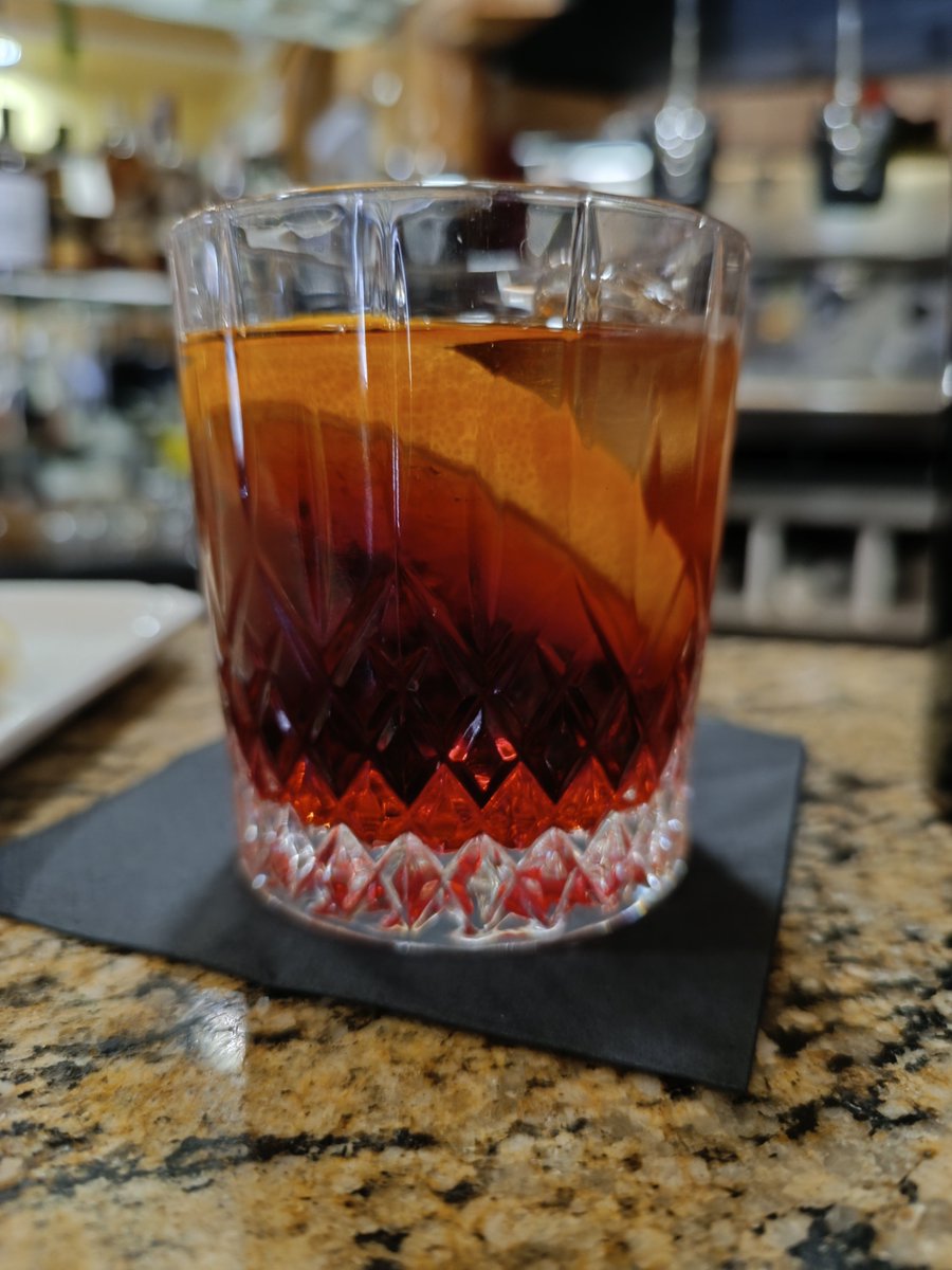 LucaLF65's tweet photo. Aperitif time 🕚
È venerdì, e la settimana del #NegroniWeek volge al termine.
Domenica farò il mio Negroni dedicato all'evento.
Oggi tocca a me pagare all'amico di n mila bevute.
Lui un Americano 🥃
Io un Negroni Spicy 🥃
Un tramezzino 🥪 maio, speck e carciofini ci sta bene. https://t.co/7FKrWZxwhb