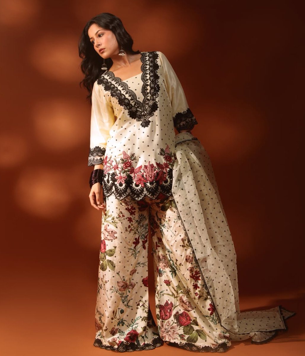 blurr4444's tweet photo. PRETTIEST 
#ShehnaazGill @ishehnaaz_gill https://t.co/7yfSWAxPFg