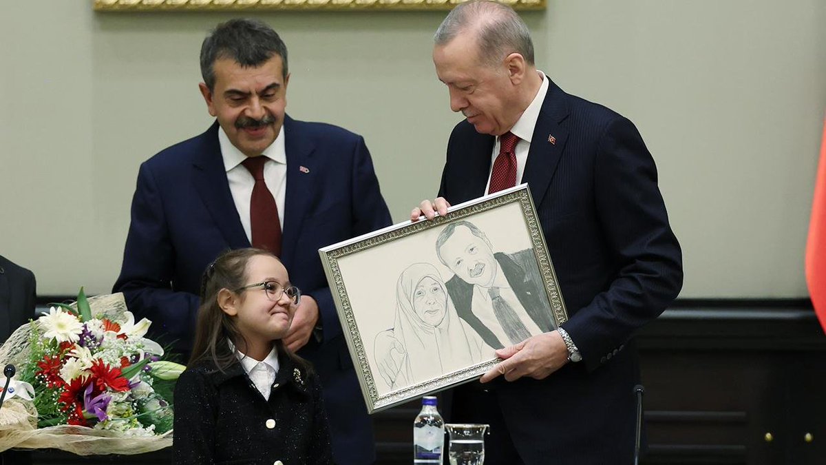 OmerDilara09's tweet photo. Sayın Cumhurbaşkanım, aile kurumuna saygınız ve bir baba, bir dede oluşunuz bize umut veriyor. Ayrı kalan öğretmenlerimizin ailesiyle yaşaması için İL EMRİ talebimizi arz ediyoruz 🏡. @RTErdogan @EmineErdogan @dbdevletbahceli @burhanduran #AyrılığaSONverMEB @hasandogan
#AyrılığaSONverMEB