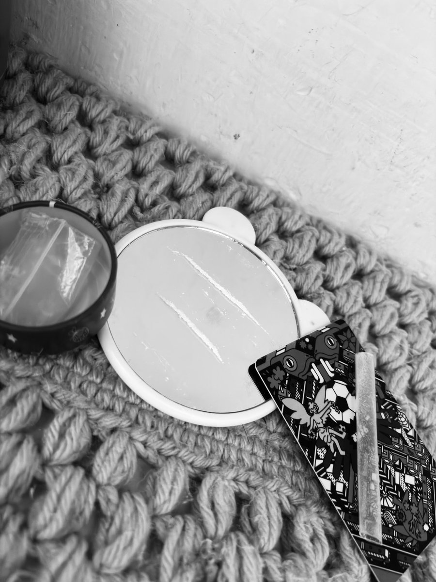 i1_moonn's tweet photo. holaaa 🪷
Estás son otras líneas que consumí hoy, y puesss no siento nada más q sueño jiji (˶>⩊<˶)

#drugs #methtwt #drugtwt https://t.co/om4fA7MILs