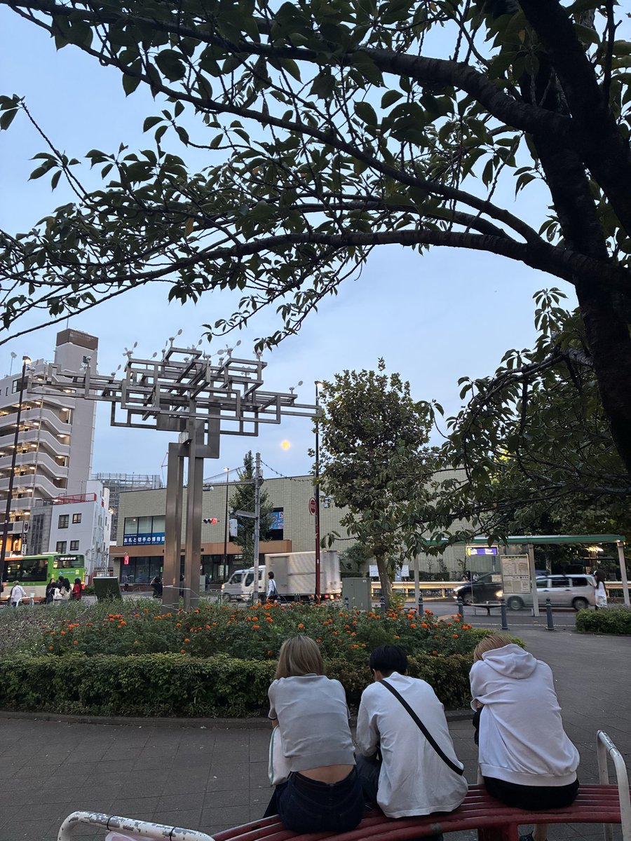 Jussepot77's tweet photo. 王子駅に来ました🚗💨
なぜなら
これからJAZZ LIVEがあるからです🎷
王子団地の隣の公園で
バスクチーズ🧀をモグモグ
美味しい
あ、月が出てきました
とっても素敵な景色🌕🎑✨
#answertoremember #石若駿 #apollon #中秋の名月 https://t.co/qSIIYqkTlR