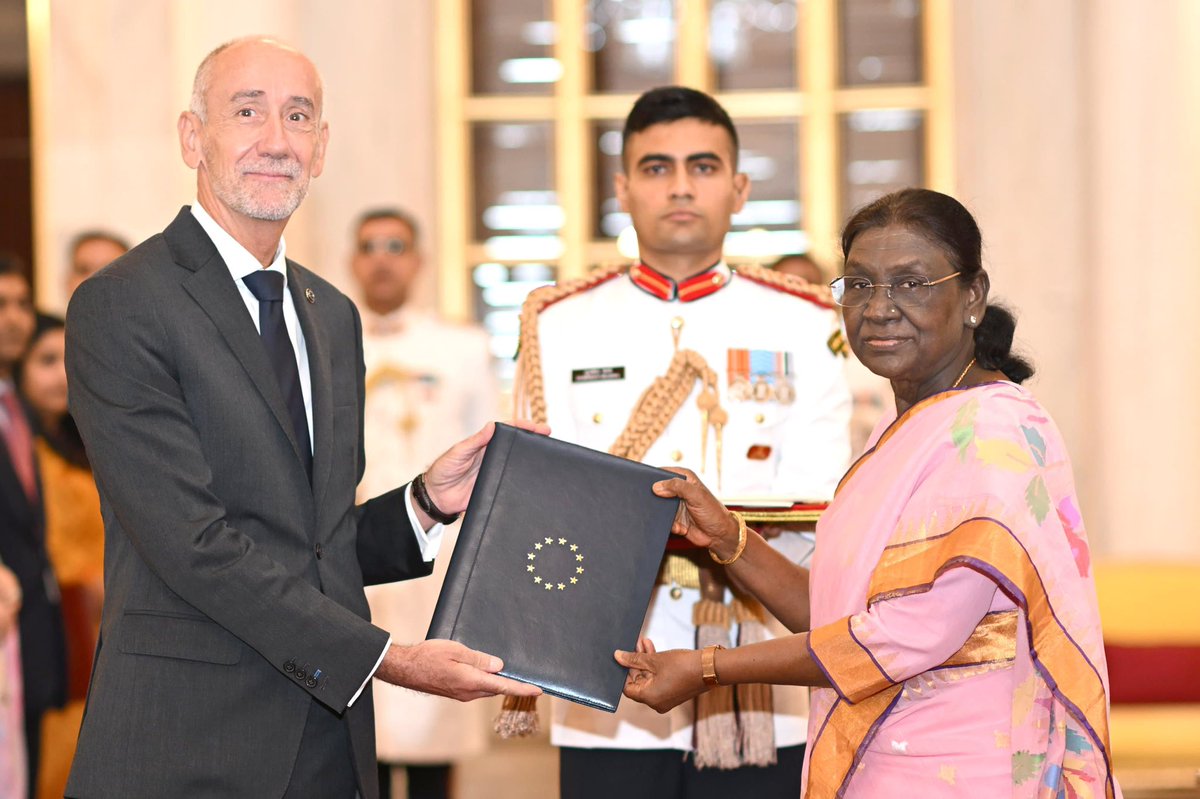 EUAmbIndia's tweet photo. Honoured to present my credentials to the Hon’ble President of India, Smt. Droupadi Murmu @rashtrapatibhvn.

There is a strong momentum across trade, defence, security, R&amp;I. Proud to represent @EU_in_India at such an exciting time. Ready to collaborate &amp; work on shared priorities https://t.co/LbyRvldP8G