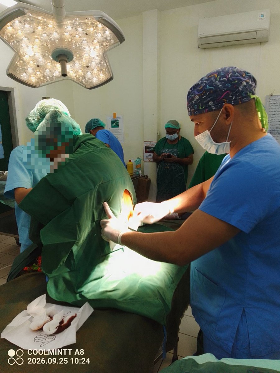 cubacooperatlhn's tweet photo. El Dr. Lorenzo Ferreiro, Especialista en Anestesia y Reanimación de la #BMCTL #HNGV, desempeña una labor esencial en el cuidado perioperatorio, garantizando la seguridad y estabilidad de los pacientes durante los procedimientos quirúrgicos. https://t.co/IRzgxzWDCx