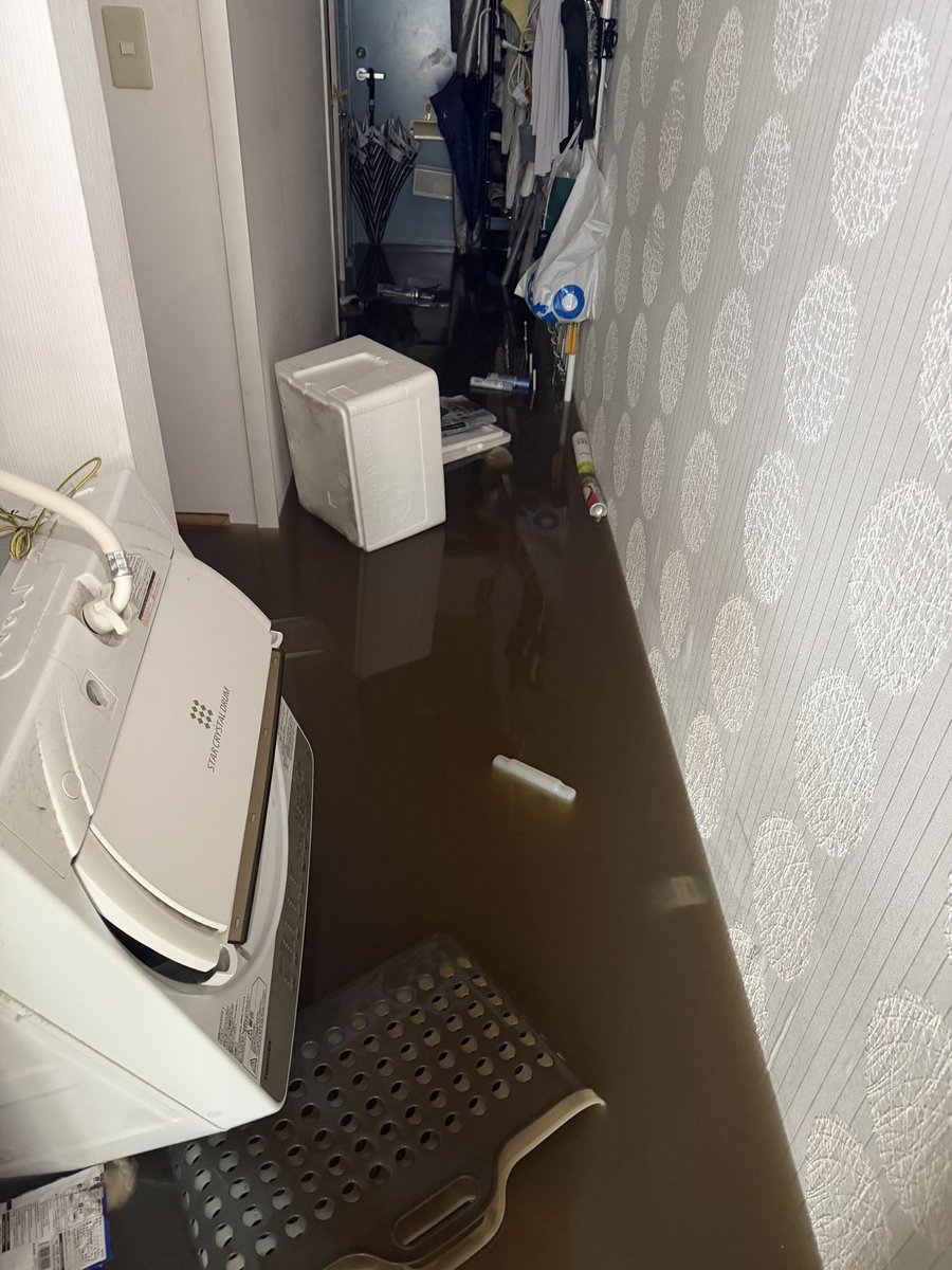 nzm_MirrorMan's tweet photo. アパートの住人たちvsオーナーの戦い。
そもそも千葉豪雨からまだ修繕の内容も確定せず、ずっと「もう少し待って」で1ヶ月以上経過。カビだらけの部屋で行き場もなく無理やり非日常な生活を回しながら、結局確定しないまま高崎川の氾濫で前回以上の被害を受けて住める環境じゃない。
⇒ https://t.co/ItjDseBWeW