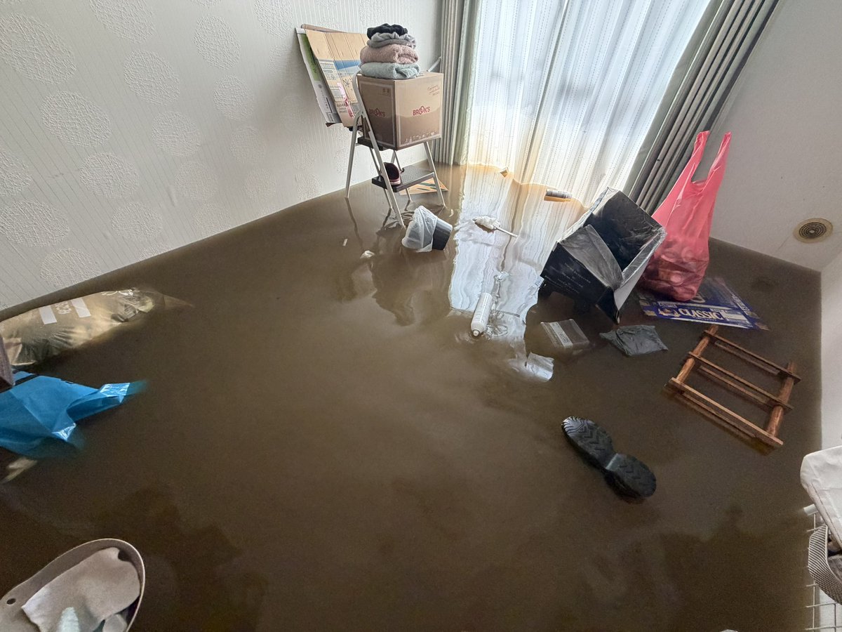 nzm_MirrorMan's tweet photo. アパートの住人たちvsオーナーの戦い。
そもそも千葉豪雨からまだ修繕の内容も確定せず、ずっと「もう少し待って」で1ヶ月以上経過。カビだらけの部屋で行き場もなく無理やり非日常な生活を回しながら、結局確定しないまま高崎川の氾濫で前回以上の被害を受けて住める環境じゃない。
⇒ https://t.co/ItjDseBWeW