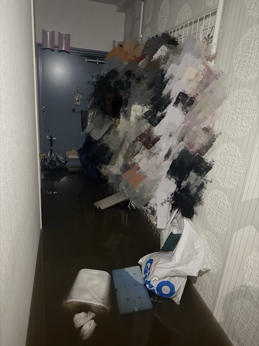nzm_MirrorMan's tweet photo. アパートの住人たちvsオーナーの戦い。
そもそも千葉豪雨からまだ修繕の内容も確定せず、ずっと「もう少し待って」で1ヶ月以上経過。カビだらけの部屋で行き場もなく無理やり非日常な生活を回しながら、結局確定しないまま高崎川の氾濫で前回以上の被害を受けて住める環境じゃない。
⇒ https://t.co/ItjDseBWeW