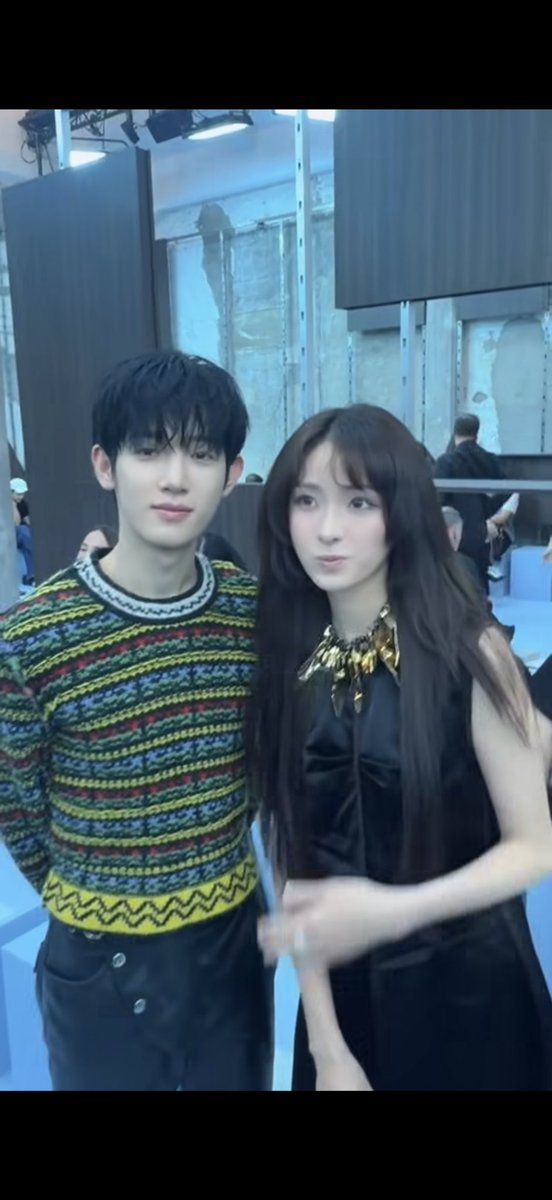 anneloan592's tweet photo. Omg xynh thật sự luôn? Anyone knows who she is? She seems to happy to meet Park Siwoo at Milan Fashion week

PARK SIWOO AT MARNI MFWSS27
#PARKSIWOOxMARNI
#PARKSIWOOxMARNIFWSS27
#PARKSIWOO #박시우 https://t.co/CgH6zNXjFk