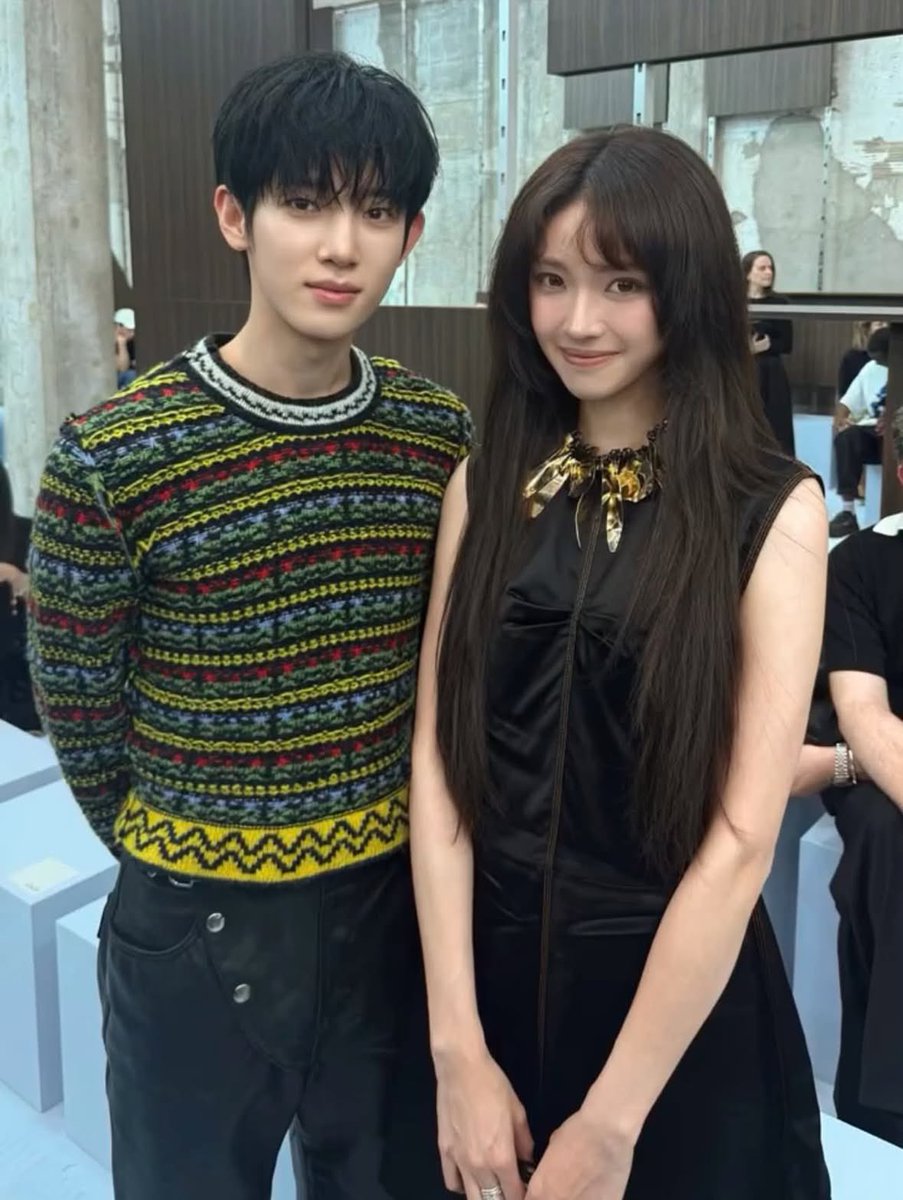 anneloan592's tweet photo. Omg xynh thật sự luôn? Anyone knows who she is? She seems to happy to meet Park Siwoo at Milan Fashion week

PARK SIWOO AT MARNI MFWSS27
#PARKSIWOOxMARNI
#PARKSIWOOxMARNIFWSS27
#PARKSIWOO #박시우 https://t.co/CgH6zNXjFk