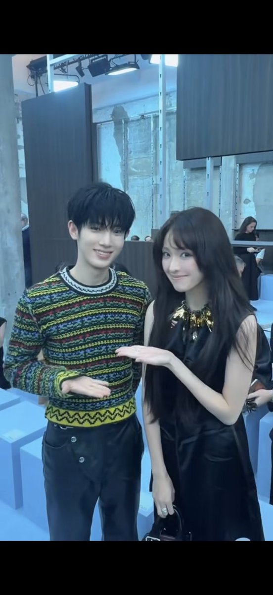 anneloan592's tweet photo. Omg xynh thật sự luôn? Anyone knows who she is? She seems to happy to meet Park Siwoo at Milan Fashion week

PARK SIWOO AT MARNI MFWSS27
#PARKSIWOOxMARNI
#PARKSIWOOxMARNIFWSS27
#PARKSIWOO #박시우 https://t.co/CgH6zNXjFk