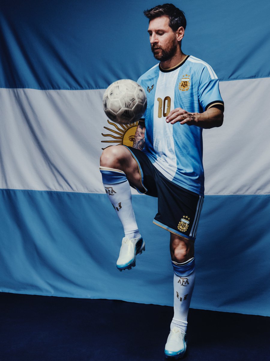 ActuFoot_'s tweet photo. 🚨🚨 VOICI LE TOUT DERNIER MAILLOT QUE MESSI PORTERA AVEC L'ARGENTINE 🇦🇷. 🥺

Après, ce sera fini. 😢👋

adidas dévoile maillot que Leo Messi portera pour ses adieux le 6 octobre prochain. 🐐

La Pulga avait réalisé sa toute première sélection avec l'Argentine en 2005, il y a 21 ans...