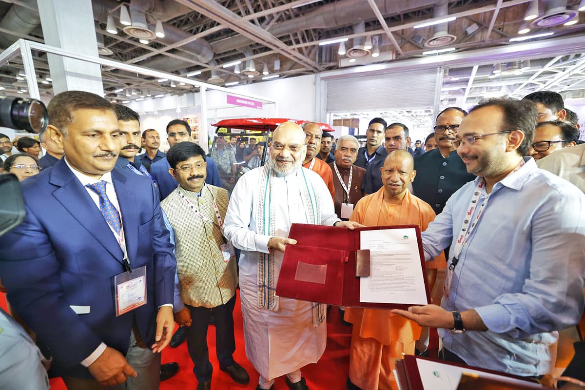 myogiadityanath's tweet photo. माननीय केंद्रीय गृह एवं सहकारिता मंत्री श्री @AmitShah जी के कर-कमलों से आज ग्रेटर नोएडा में UP International Trade Show 4.0 का शुभारंभ हुआ।

आदरणीय प्रधानमंत्री श्री @narendramodi जी के मार्गदर्शन में Local to Global की सोच के साथ आगे बढ़ रहा उत्तर प्रदेश आज अपने Product, Potential और Innovation को वैश्विक मंच पर प्रस्तुत कर रहा है। UPITS में बढ़ता Footfall प्रदेश के प्रति बढ़ते Global Trust की अभिव्यक्ति है।

यहां हमारे कारीगरों के हुनर को बाजार, युवाओं के Innovation को अवसर, MSME के सामर्थ्य को विस्तार और अन्नदाता के परिश्रम को नई पहचान मिल रही है। प्रदेश के उत्पाद, उद्यम और प्रतिभाएं दुनिया के Buyers व Businesses से सीधे जुड़ रहे हैं।

इस महत्वपूर्ण अवसर पर प्रेरणादायी मार्गदर्शन के लिए माननीय केंद्रीय गृह एवं सहकारिता मंत्री जी का हार्दिक आभार तथा देश-दुनिया से पधारे सभी Buyers, Exhibitors, Entrepreneurs और युवा साथियों का हृदय से स्वागत एवं अभिनंदन।

UP International Trade Show 4.0 के प्रति मेरी मंगलमयी शुभकामनाएं।