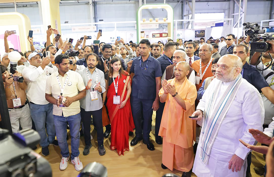 myogiadityanath's tweet photo. माननीय केंद्रीय गृह एवं सहकारिता मंत्री श्री @AmitShah जी के कर-कमलों से आज ग्रेटर नोएडा में UP International Trade Show 4.0 का शुभारंभ हुआ।

आदरणीय प्रधानमंत्री श्री @narendramodi जी के मार्गदर्शन में Local to Global की सोच के साथ आगे बढ़ रहा उत्तर प्रदेश आज अपने Product, Potential और Innovation को वैश्विक मंच पर प्रस्तुत कर रहा है। UPITS में बढ़ता Footfall प्रदेश के प्रति बढ़ते Global Trust की अभिव्यक्ति है।

यहां हमारे कारीगरों के हुनर को बाजार, युवाओं के Innovation को अवसर, MSME के सामर्थ्य को विस्तार और अन्नदाता के परिश्रम को नई पहचान मिल रही है। प्रदेश के उत्पाद, उद्यम और प्रतिभाएं दुनिया के Buyers व Businesses से सीधे जुड़ रहे हैं।

इस महत्वपूर्ण अवसर पर प्रेरणादायी मार्गदर्शन के लिए माननीय केंद्रीय गृह एवं सहकारिता मंत्री जी का हार्दिक आभार तथा देश-दुनिया से पधारे सभी Buyers, Exhibitors, Entrepreneurs और युवा साथियों का हृदय से स्वागत एवं अभिनंदन।

UP International Trade Show 4.0 के प्रति मेरी मंगलमयी शुभकामनाएं।