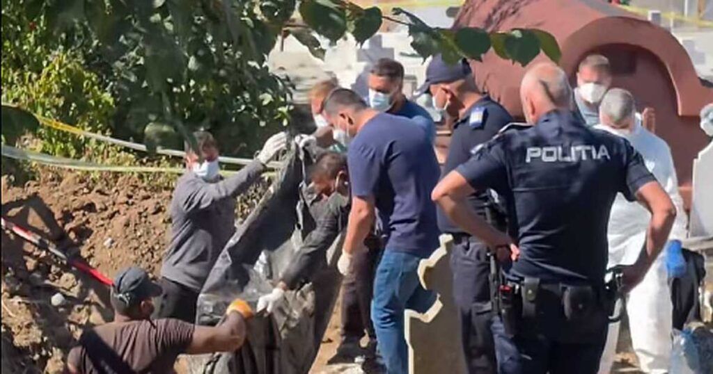SlatinaTA's tweet photo. Oseminte găsite într-o criptă din Cimitirul Strehareți din Slatina. Polițiștii au continuat cercetările https://t.co/pWi1Prf8bS https://t.co/ZGe1mKE5OP