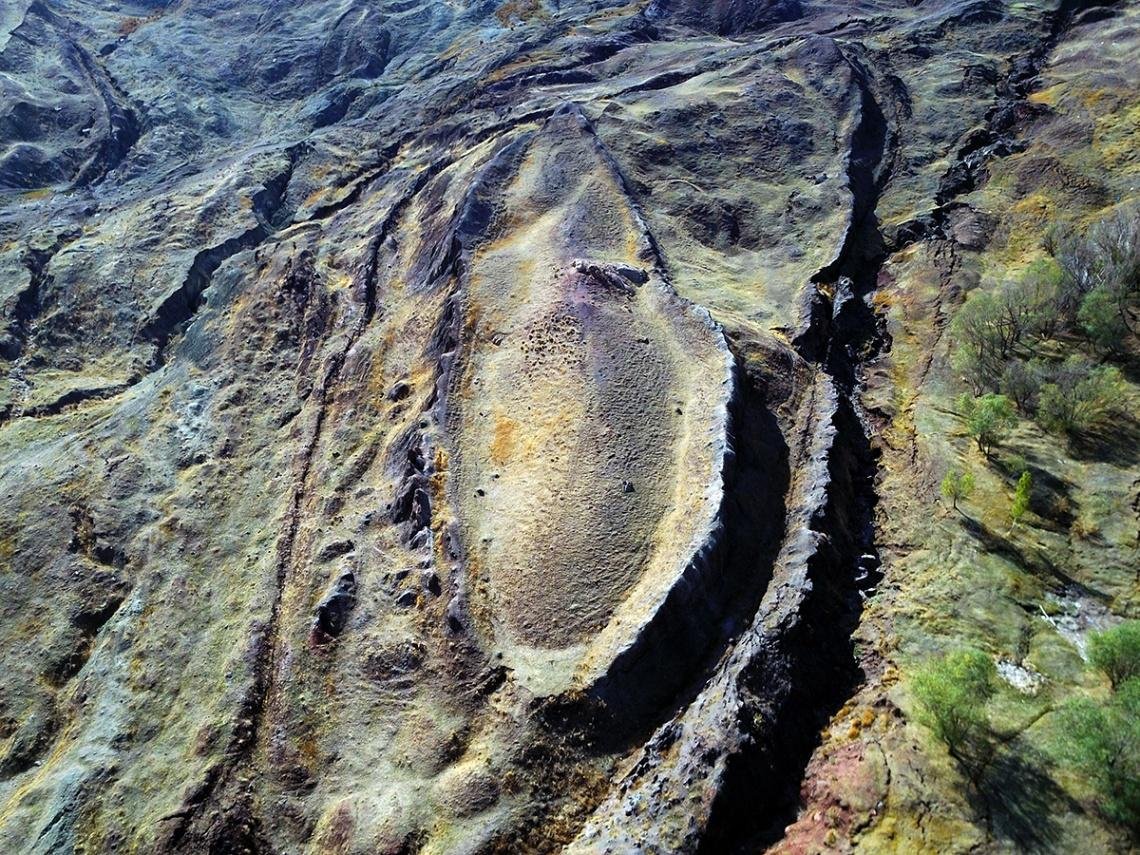 iscocapella's tweet photo. Según la Biblia, el Arca de Noé reposó en los montes de Ararat; hoy existen formaciones que algunos investigadores creen que podrían ser sus restos.

La formación de Durupınar mide unos 157 metros, coincidiendo con los 300 codos descritos en Génesis; además, las investigaciones con radar han detectado estructuras internas lineales y angulares, mientras que los estudios del terreno han identificado material orgánico y depósitos que los investigadores consideran relevantes para la hipótesis del Arca.