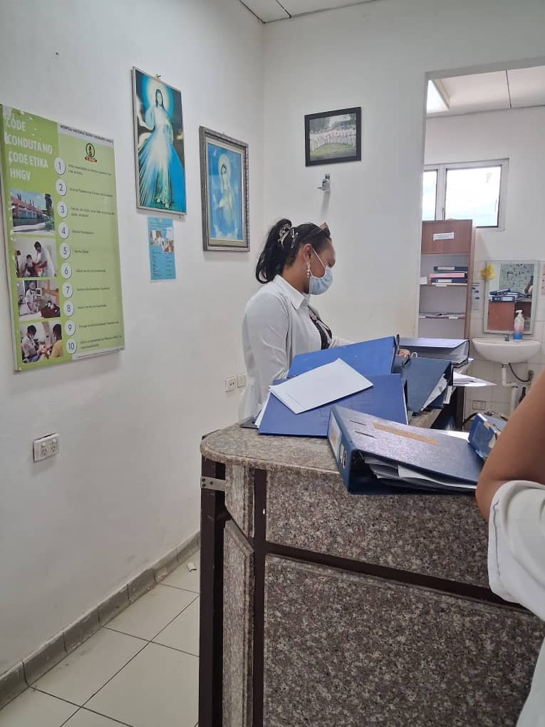 cubacooperatlhn's tweet photo. La Dra. Ojahida Pagán, Especialista en Nefrología de la #BMCTL #HNGV, brinda atención especializada en el diagnóstico y manejo de las enfermedades renales, contribuyendo al cuidado integral de los pacientes y al fortalecimiento de la atención nefrológica. https://t.co/u5jIMxYACL