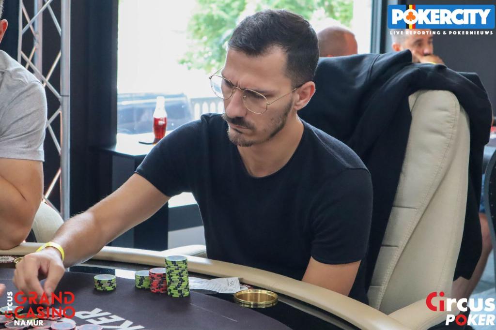 PokerCityNL's tweet photo. BPC Namur 2026: Rui Da Costa Dias leidt Dag 1G, Konstantin Faerber wint Hyper Turbo

Rui Da Costa Dias leidt Dag 1G van het BPC Main Event. Ciccarelli voert Dag 1H aan en Faerber wint de €250 Hyper Turbo in Namur.

https://t.co/ZwW6wD4f8S https://t.co/q5txDeBKvD