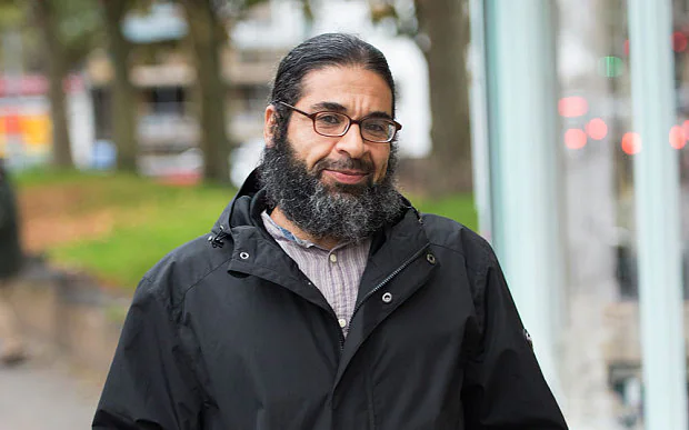 mahfildijital's tweet photo. 🚨 ACİL | Uzun süredir Türkiye'de yaşayan eski Guantanamo mahkumu Shaker Aamer, ikamet izni uzatılmayarak Geri Gönderme Merkezi'ne alındı. 

Aamer'in Suudi Arabistan'a iade edilmesi durumunda işkence, kötü muamele ve hapis cezası riskleriyle karşılaşabileceği ifade ediliyor.

2019'dan beri Türkiye'de yaşayan Aamer'in ikamet izni uzatılmadı ve ABD kaynaklı olduğu belirtilen G-87 tahdit kodu gerekçesiyle Geri Gönderme Merkezi'ne sevk edildi.

Türkiye'de bir eşi ve 3 yaşında bir çocuğu bulunan Aamer'in sınır dışı edilmesi hâlinde ailesinden kopma tehlikesi bulunduğu vurgulanıyor.

Suudi Arabistan uyruklu Shaker Aamer, hiçbir suçlama yöneltilmeden ABD tarafından 14 yıl boyunca Guantanamo'da tutulduktan sonra 2015 yılında serbest bırakılmıştı. 

(Mazlum Der)