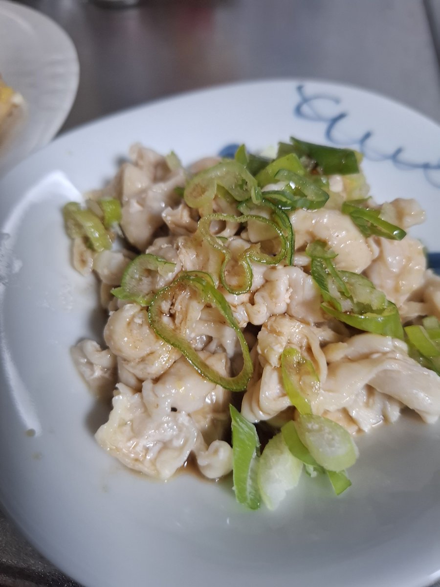 Toaruhinosatoke's tweet photo. 今日の晩御飯
鶏皮ポン酢と鶏肉の卵とじ！
さあ、飲もうか🍻 https://t.co/BOvXdOGmSy