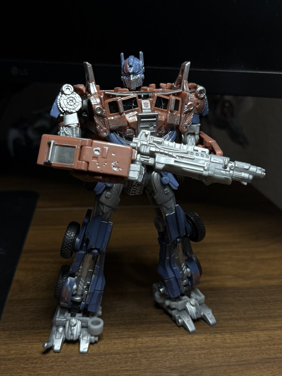 DylansDeskTF's tweet photo. It's been a long time coming on this one, after getting him in hand I really like him! I had to add a little paint myself but otherwise a great figure. If I could choose, I would've made this a leader class and put extra budget into making him feel more hefty and solid like last years AOE Prime but still worth getting regardless! #transformers #fyp #collection #ageofextinction #studioseries