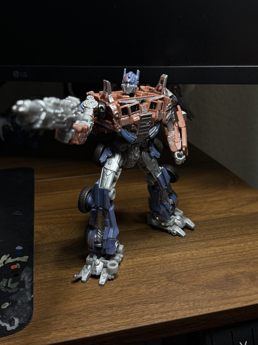 DylansDeskTF's tweet photo. It's been a long time coming on this one, after getting him in hand I really like him! I had to add a little paint myself but otherwise a great figure. If I could choose, I would've made this a leader class and put extra budget into making him feel more hefty and solid like last years AOE Prime but still worth getting regardless! #transformers #fyp #collection #ageofextinction #studioseries