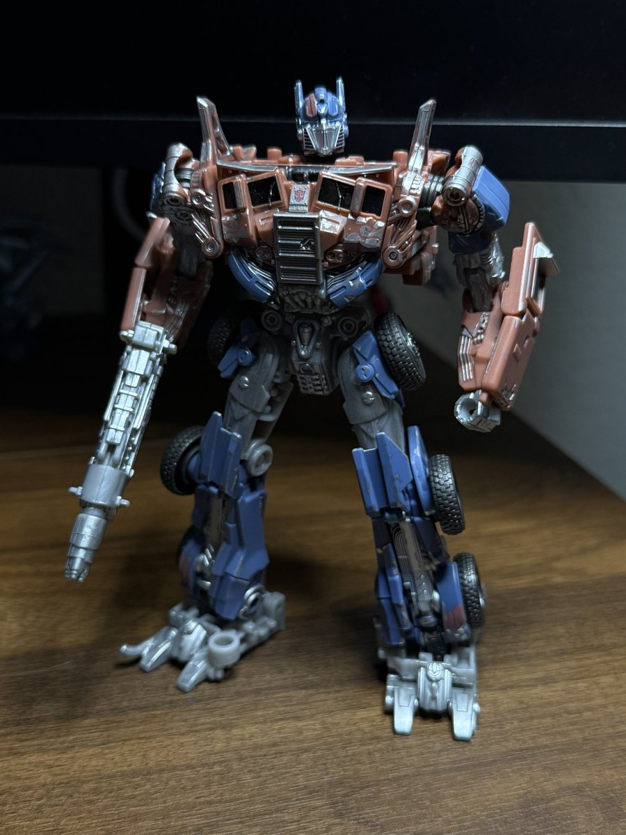 DylansDeskTF's tweet photo. It's been a long time coming on this one, after getting him in hand I really like him! I had to add a little paint myself but otherwise a great figure. If I could choose, I would've made this a leader class and put extra budget into making him feel more hefty and solid like last years AOE Prime but still worth getting regardless! #transformers #fyp #collection #ageofextinction #studioseries