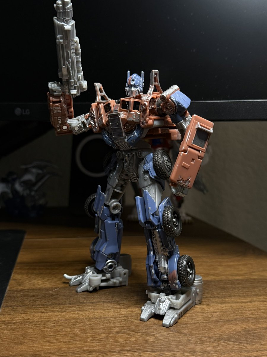 DylansDeskTF's tweet photo. It's been a long time coming on this one, after getting him in hand I really like him! I had to add a little paint myself but otherwise a great figure. If I could choose, I would've made this a leader class and put extra budget into making him feel more hefty and solid like last years AOE Prime but still worth getting regardless! #transformers #fyp #collection #ageofextinction #studioseries