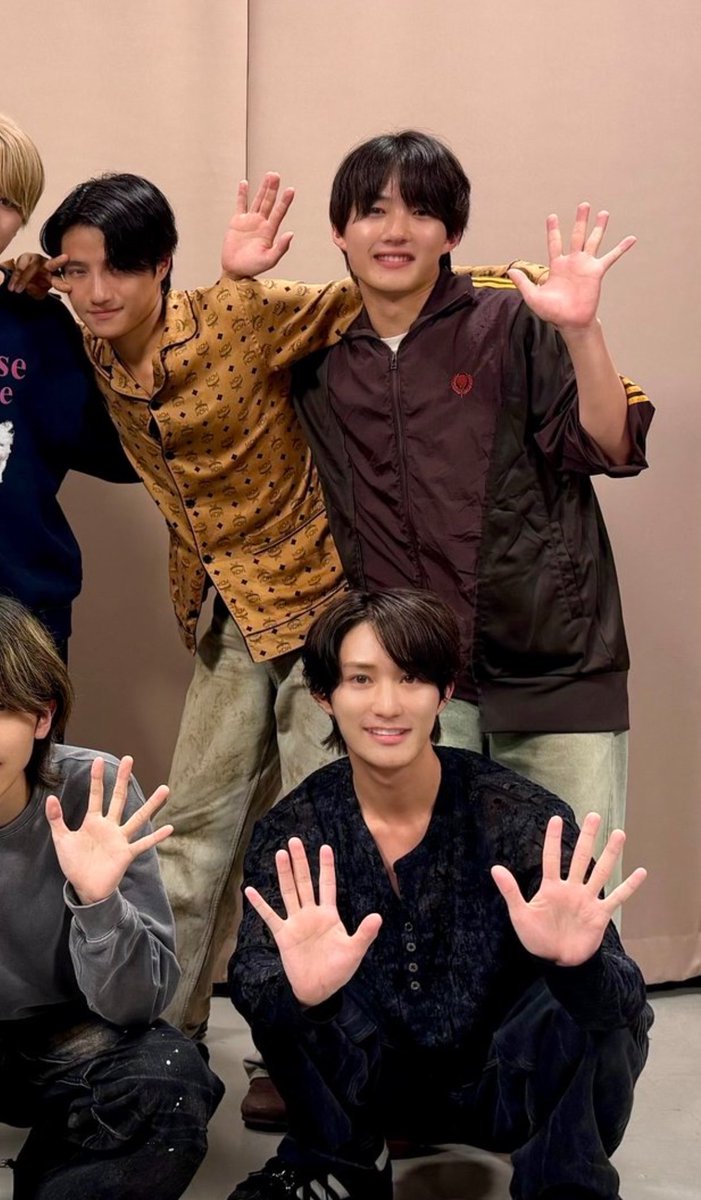 ryyu_mo's tweet photo. みちゆじ、二人三脚してる？？レベルで体の側面くっついてておもろい https://t.co/jM04mkkR3H