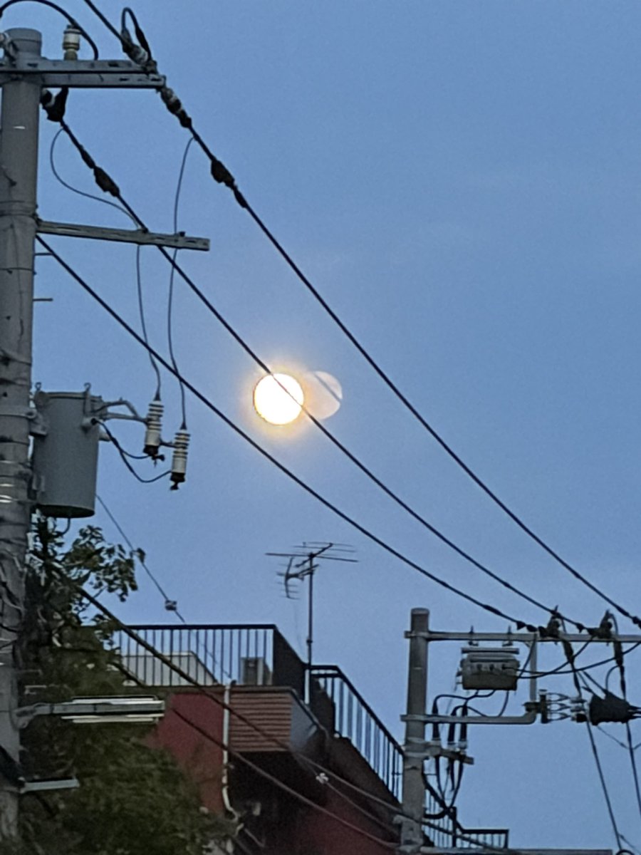 WPjlwd's tweet photo. スマホの画質が悪いだけで月がめっちゃ綺麗 https://t.co/yVoBemOLC8