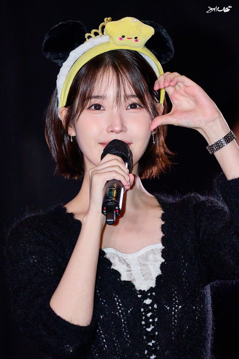 orolok_iu's tweet photo. 260920 아이유 The Golden Hour 재개봉 무대인사 (3)  

#iu #아이유 #이지은 https://t.co/OcylfEHN15