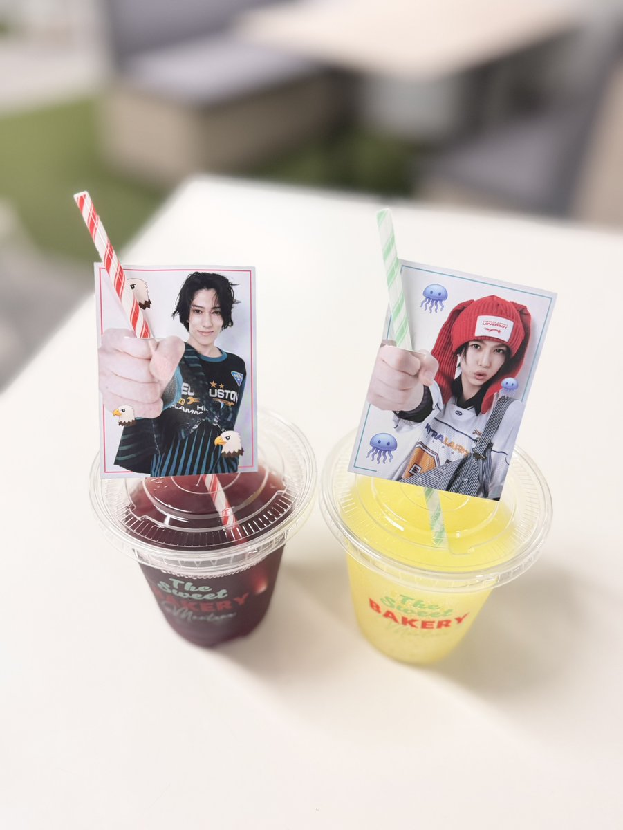 FINEBOYS_JP's tweet photo. 【10月号のHowzitで遊んでみた！】

10月号をご購入いただいた皆さん！
Howzitの厚紙ページ、
チョキチョキ✄してくれました？
じつはコレ、
ちょっとだけ切り込みを入れて
ストローを差すだけで
学校で、会社で、編集部で(！)カフェ気分！
最高に素敵な時間を楽しめます(笑)
まだ10月号をゲットしていないという人は、
保存用、チョキチョキ用、観賞用を♡
ぜひやってみてね～🐻🪼🦅🐼🐶