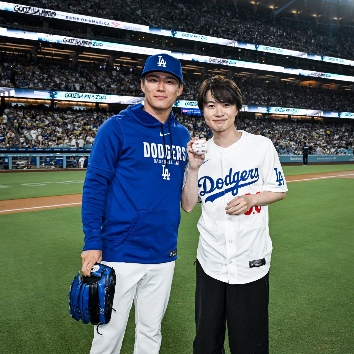oricon's tweet photo. 神木隆之介、日本時間25日

MLB史上初マイナス表記の背番号
「-0.0」のユニフォームで始球式⚾
https://t.co/HmXMWI8Kwa

山本由伸が捕手役
球場全体が「ゴジラ」にジャック
「もうこんな体験は人生でない」 https://t.co/uzxxtYbsOB