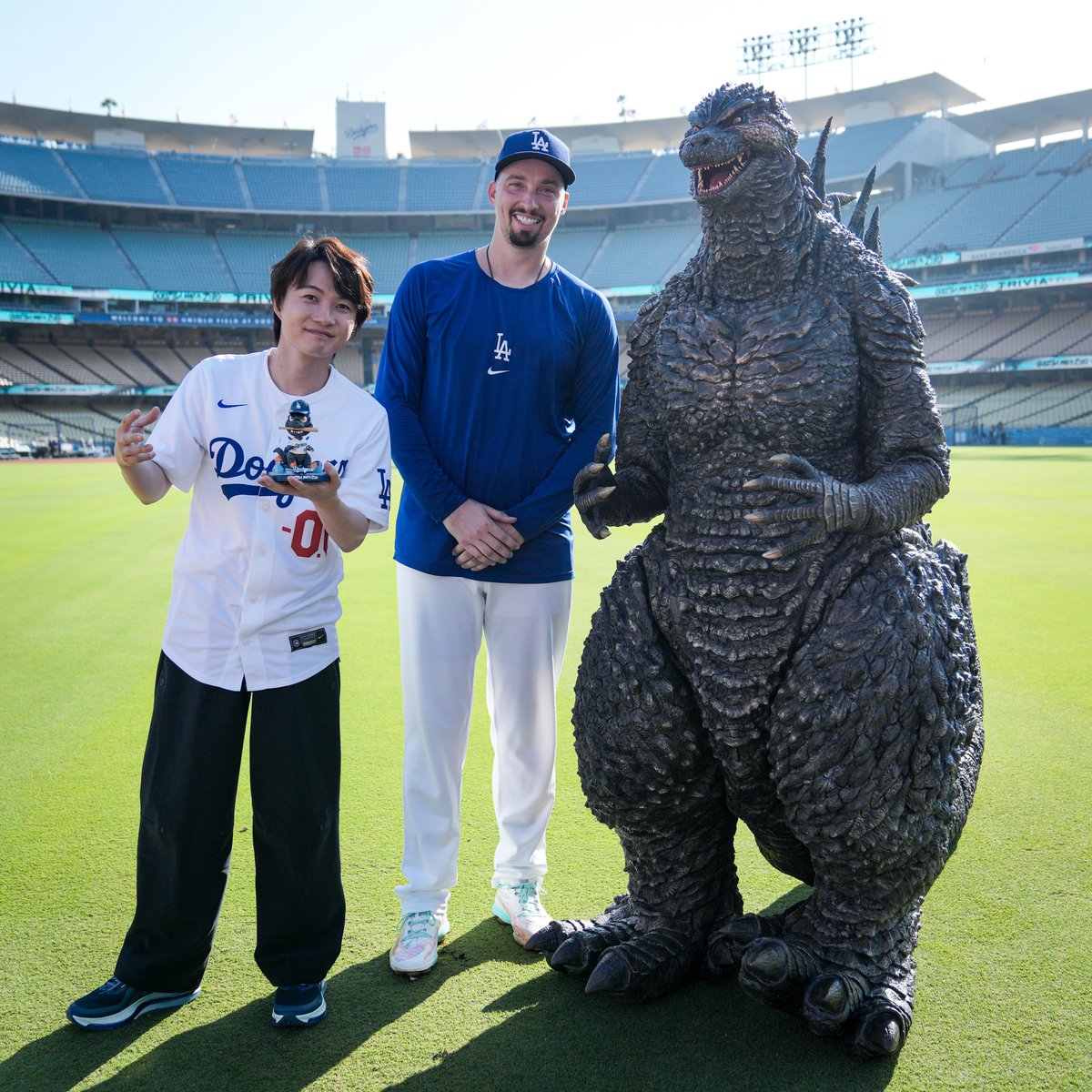 oricon's tweet photo. 神木隆之介、日本時間25日

MLB史上初マイナス表記の背番号
「-0.0」のユニフォームで始球式⚾
https://t.co/HmXMWI8Kwa

山本由伸が捕手役
球場全体が「ゴジラ」にジャック
「もうこんな体験は人生でない」 https://t.co/uzxxtYbsOB
