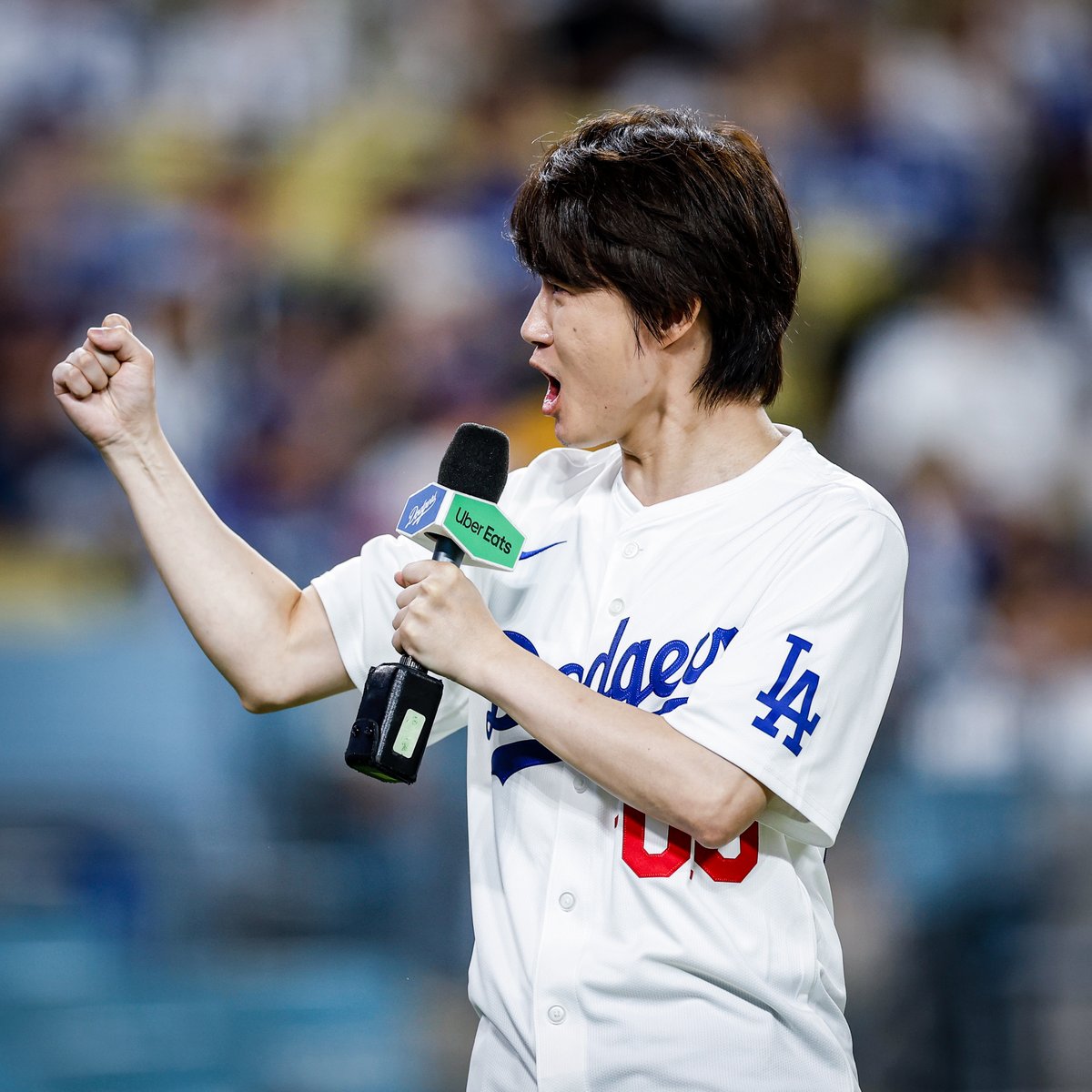oricon's tweet photo. 神木隆之介、日本時間25日

MLB史上初マイナス表記の背番号
「-0.0」のユニフォームで始球式⚾
https://t.co/HmXMWI8Kwa

山本由伸が捕手役
球場全体が「ゴジラ」にジャック
「もうこんな体験は人生でない」 https://t.co/uzxxtYbsOB