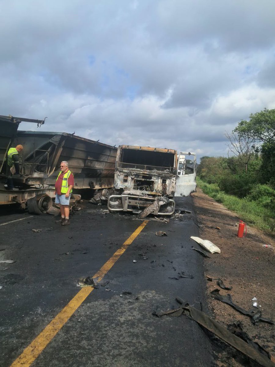 lnnocent191535's tweet photo. 🚨 TRAC N4 Route: Recovery underway between Hectorspruit &amp; Marloth Park (N4/8X km 47.8E) after earlier crash.

 Komatipoort-bound (Eastbound) carriageway closed, Stop/Go in place. Expect delays.

#N4 #TRAC
 #SaNational247Updates https://t.co/K7SEGQ7nVO